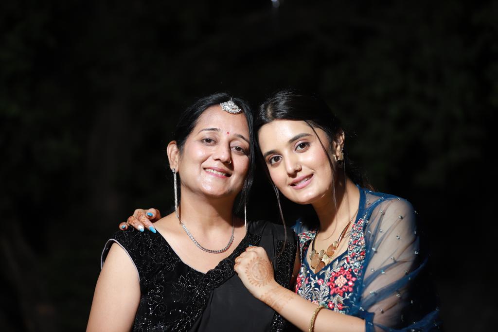 Ayushi Khurana pens down a beautiful letter for her mother to wish her  on the occasion of ‘Mother’s Day’